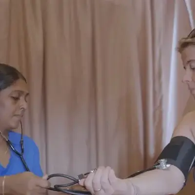 Consultation with a Praanadha practitioner before a massage